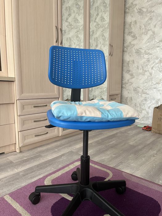 Продам стул на колёсиках