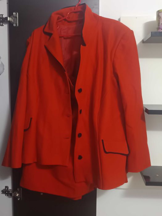 Costum de  dama  culoare in poza