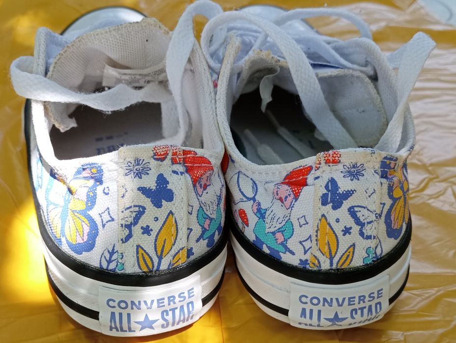 Teniși fete Converse,stare foarte bună, mărime 3 2 ,albi cu imprimeu