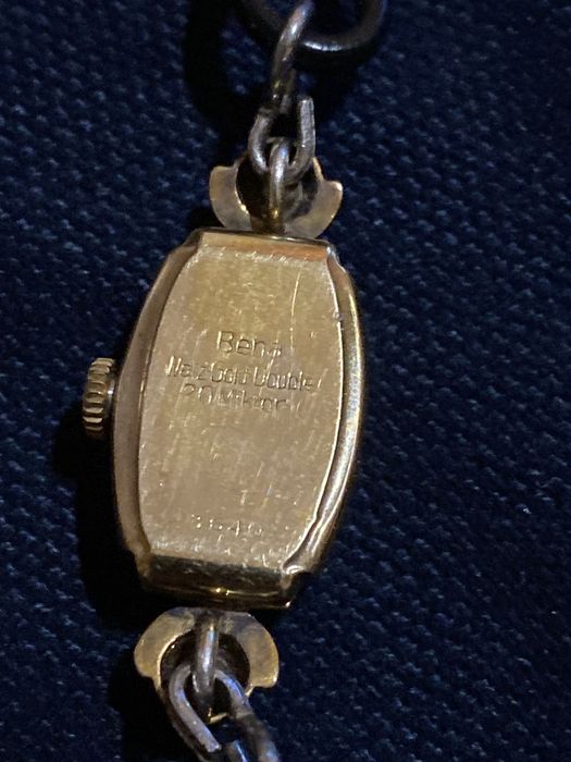 Швейцарски часовник CYMA с естествени диаманти