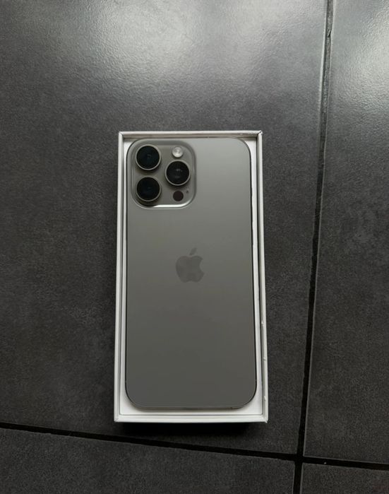 Vând iphone 16 pro max