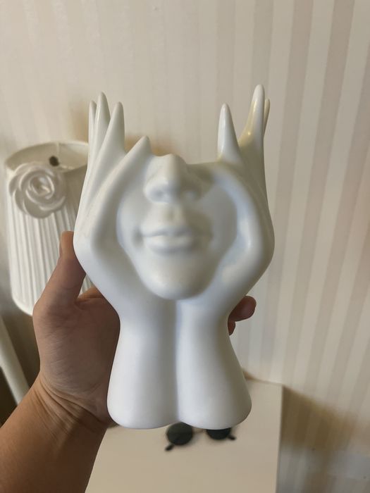 Suport machiaj alb forma feminina