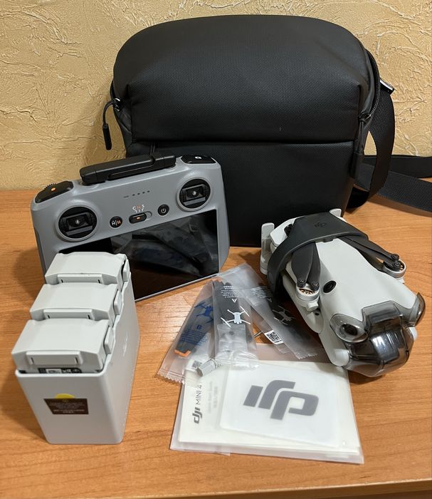 Дрон DJI Mini 4 Pro Fly More Combo Plus (DJI RC 2) белый