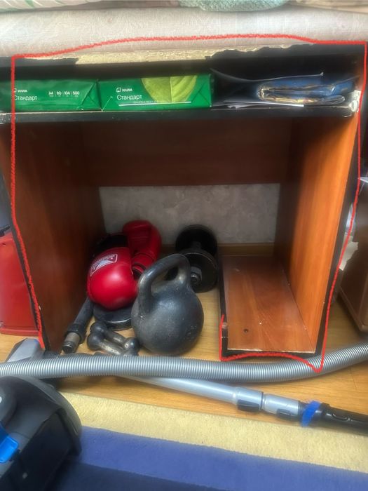 Стол компьюетрный коричневого цвета