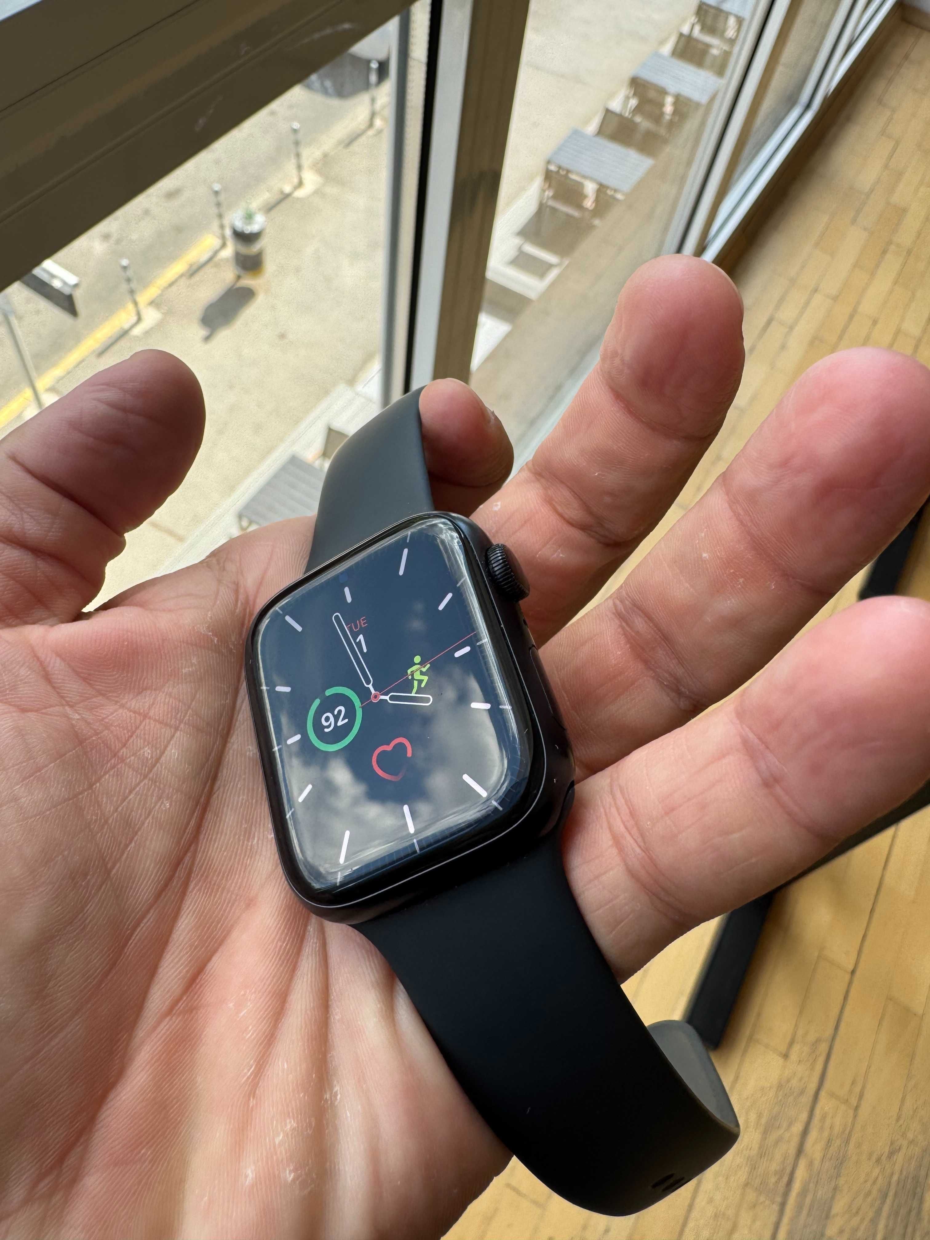 Продавам - Apple Watch Series 8 45mm Aluminum