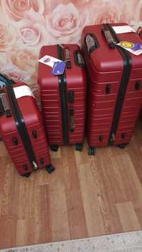 Продам комплект чемоданов