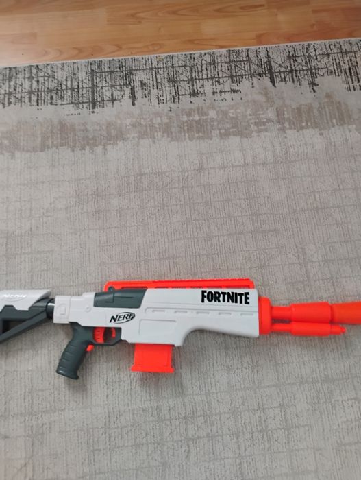 Vând arma Nerf Fortnite