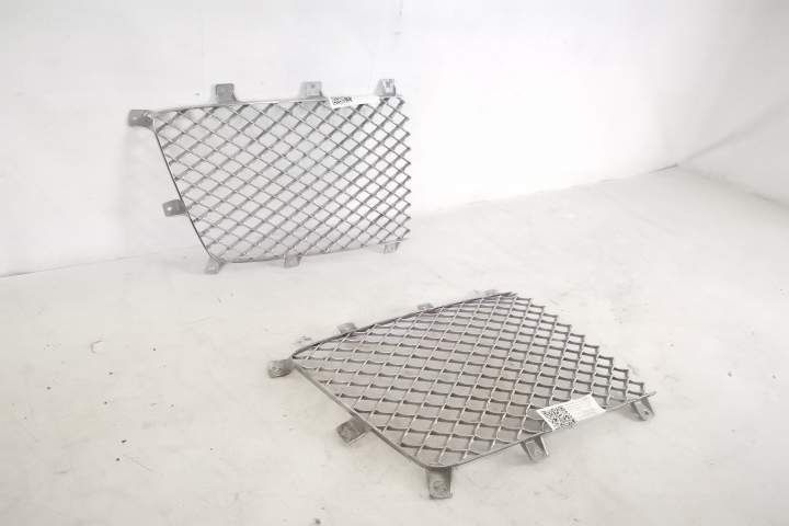 Grila Centrala Radiator Dreapta originala In Stare Buna Bentley  Benta