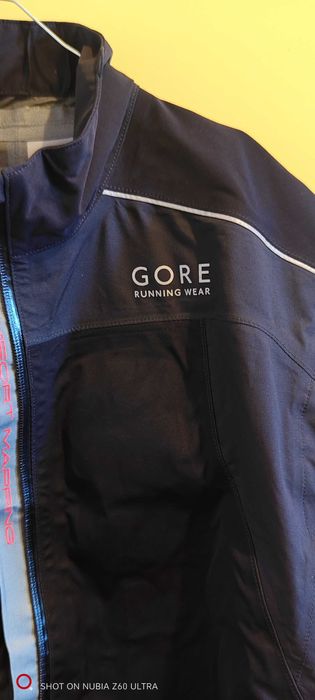 Vând vesta goretex noua L