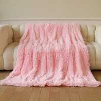 Розово одеало и розови калъфки за възглавници