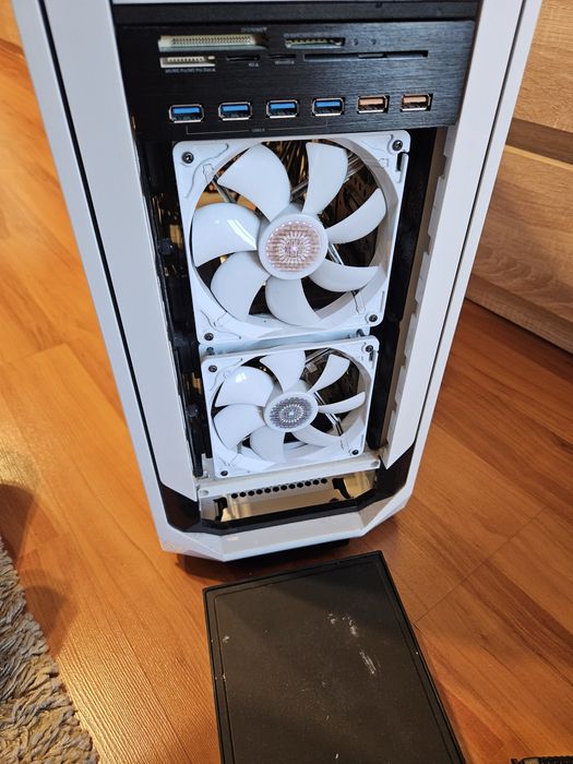 Продавам компютърна кутия Cooler Master Storm Stryker