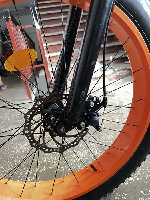 Vand bicicleta de tip fat bine perfecta pentru orice tip de teren