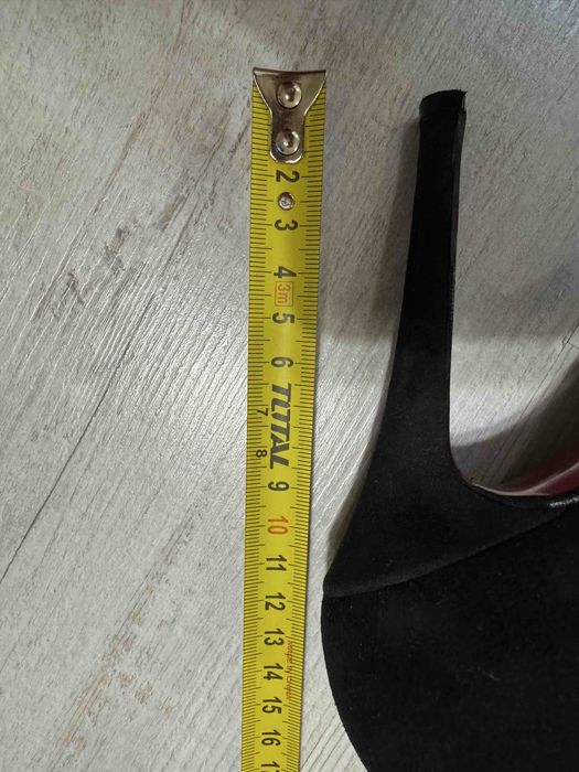 Велурени обувки на ток с червена подметка