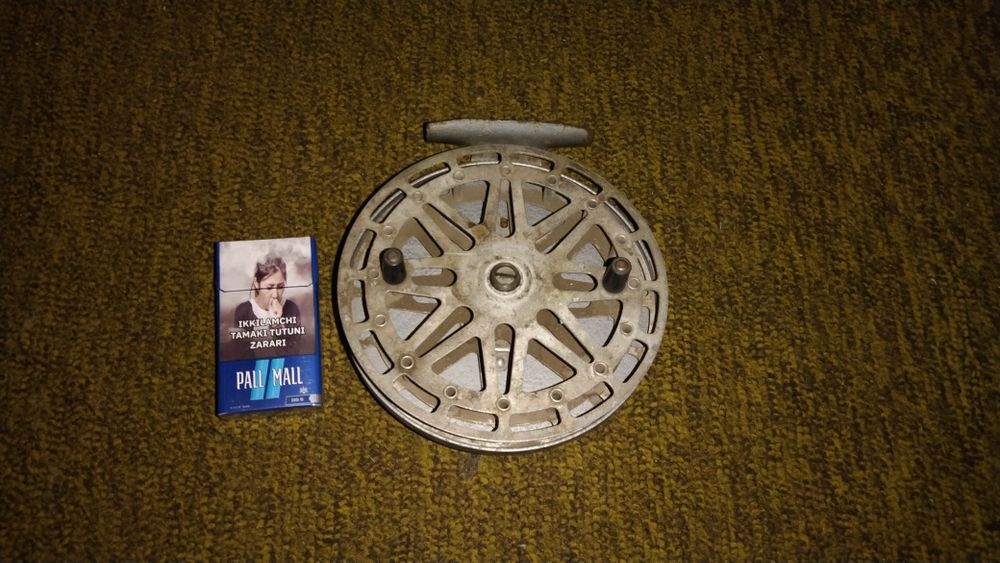 Большая катушка для рыбалки