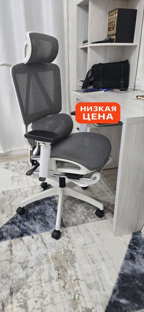 Эргономичное кресло с сеткой и подголовником — белое
