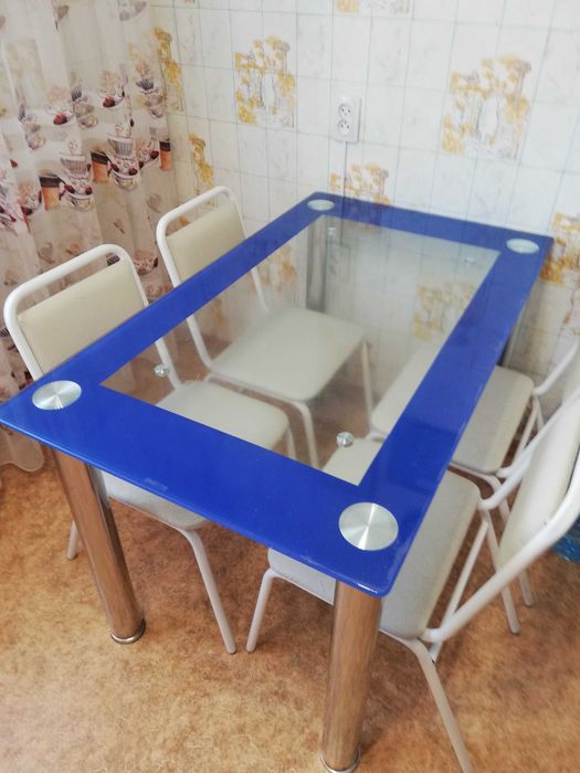 Прдам стеклянный стол.