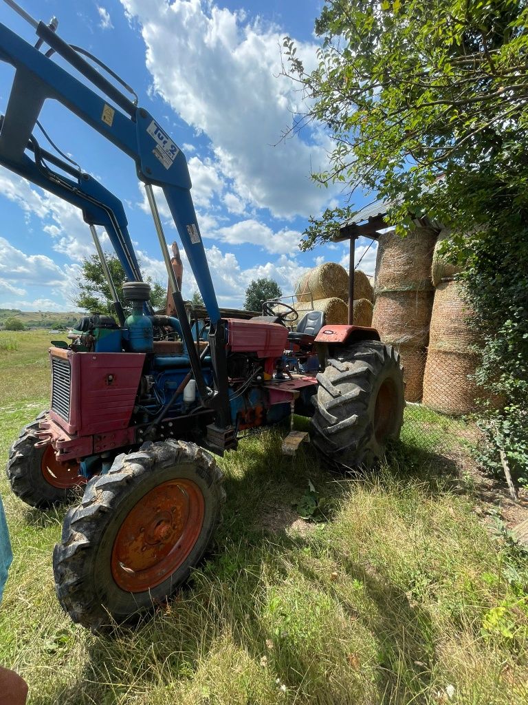 Tractoar U650 cu încărcător frontal