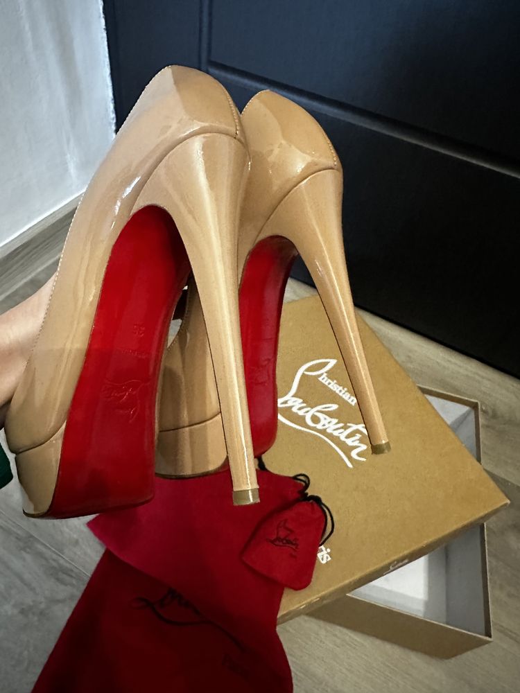 Pantofi Christian Louboutin o singură purtare