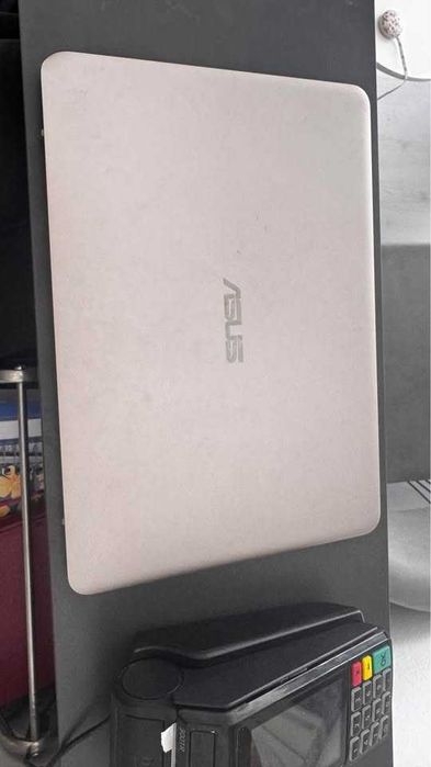 Laptop Asus de la proprietarul său fără probleme