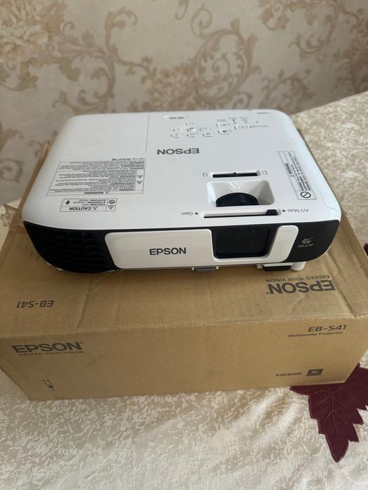 Проектор с экраном