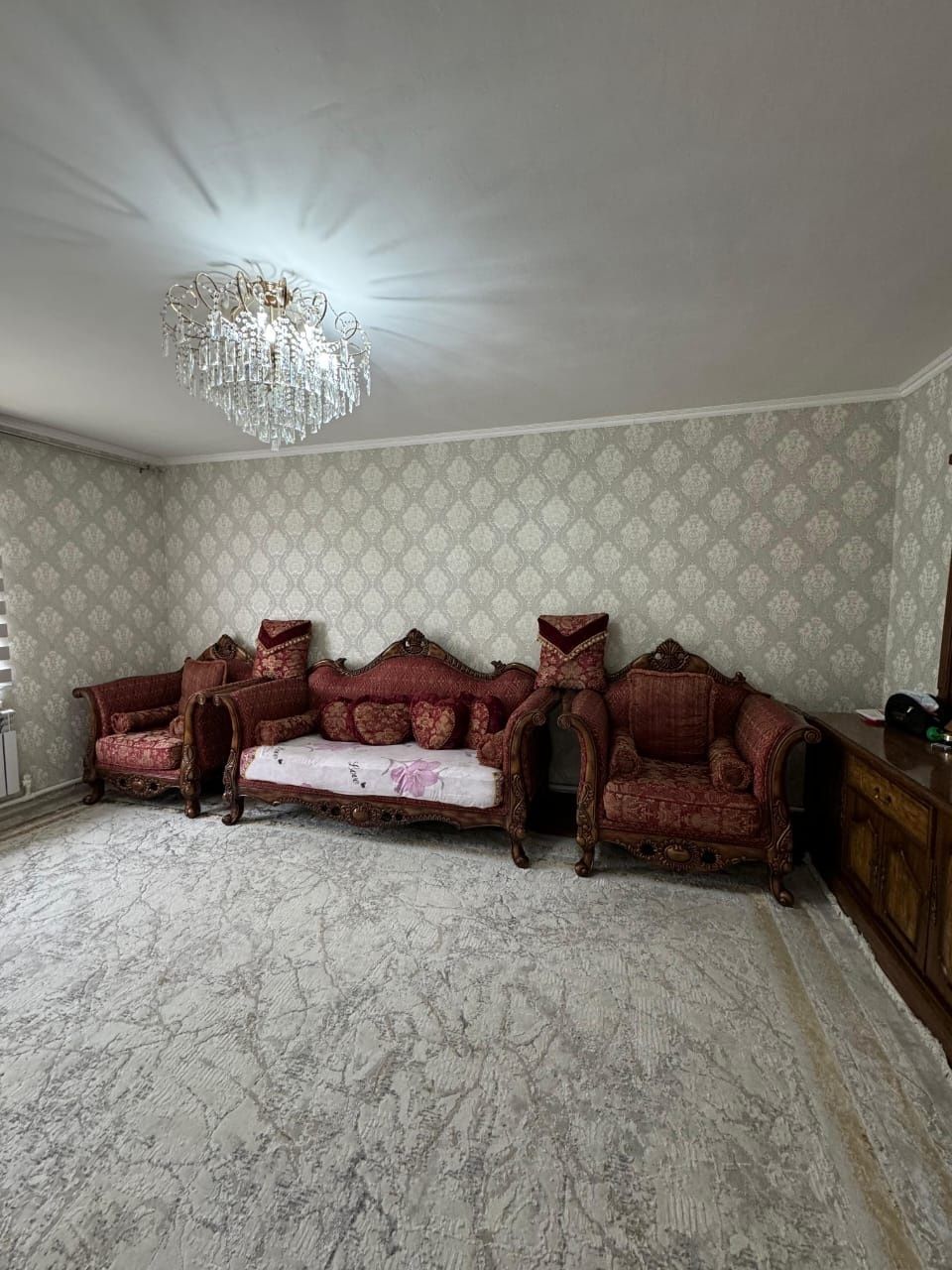 продам срочно королевский диван с креслой