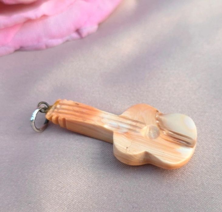 Pandantiv chitara stilizat