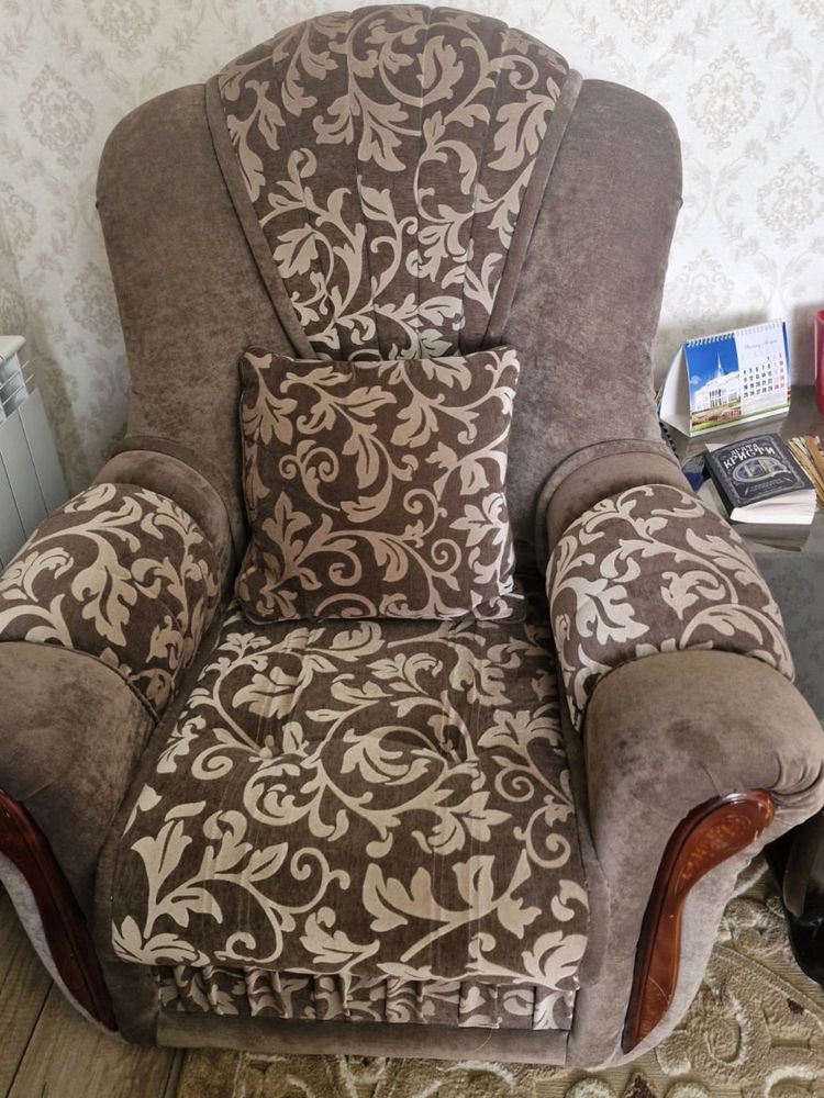 Продам диван с креслами