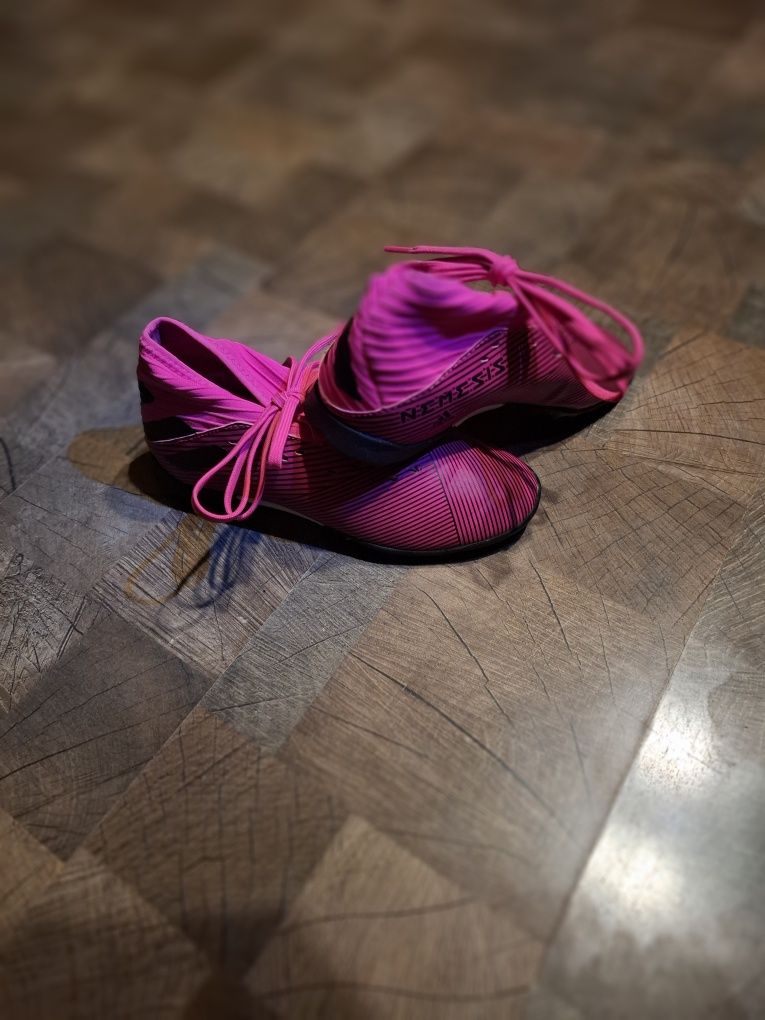 Чисто нови, не са носени.Стоношки за футбол, розови Adidas.