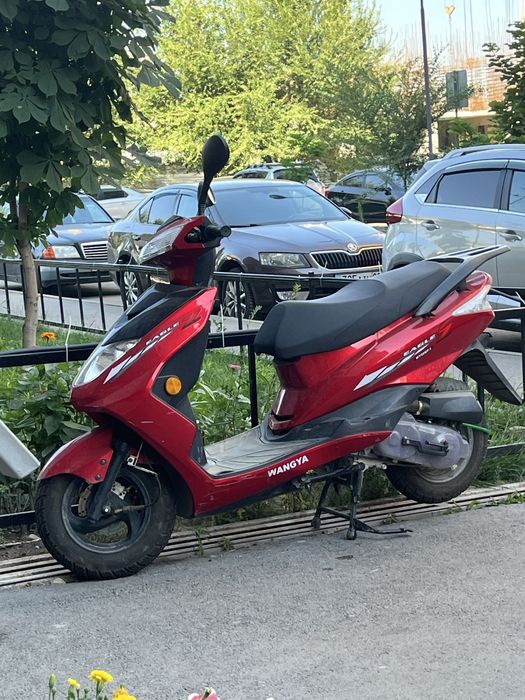 Скутер почты новый. Пробег 660 км. 2 каска, докменты есть.