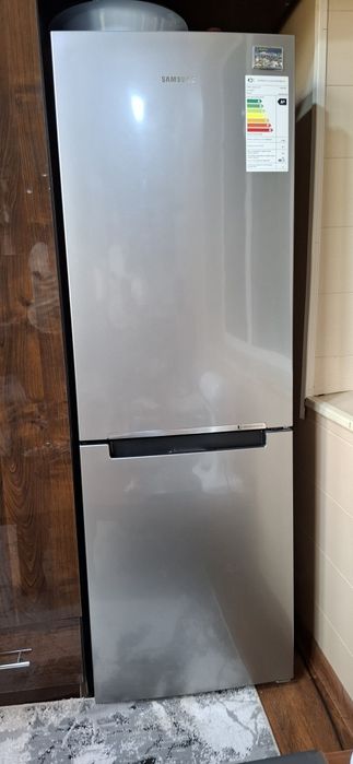 Yangi holatdagi SAMSUNG xolodelnik