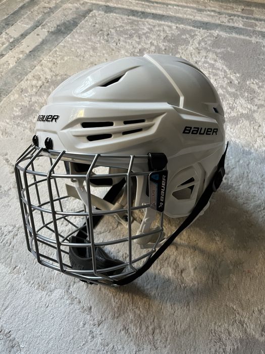 хоккейный шлем.