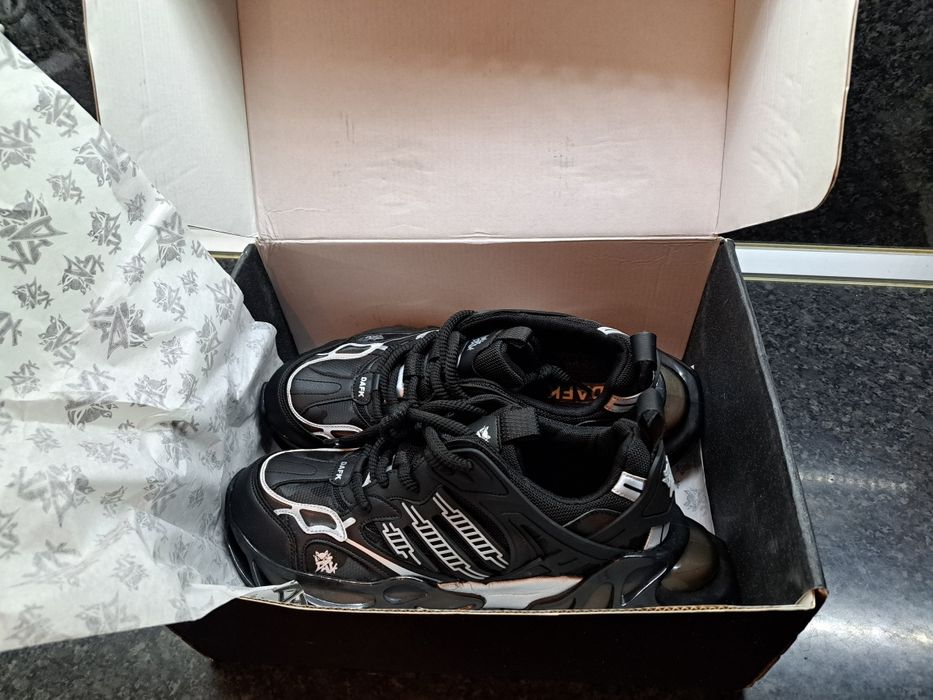 Продавам тези чисто нови мъжки маратонки закупени от Германия оригинал