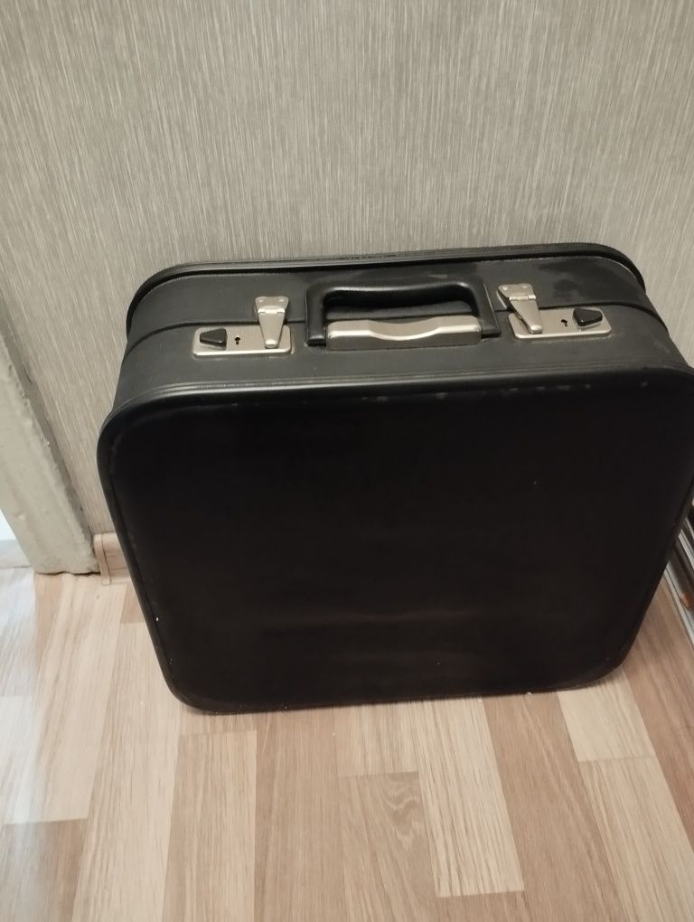 Продается винтажная пишущая машинка CONSUL