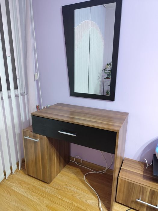 Нощни шкафчета и тоалетка с огледало в  цвят орех + черно