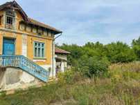 Продавам КЪЩА с огромен двор