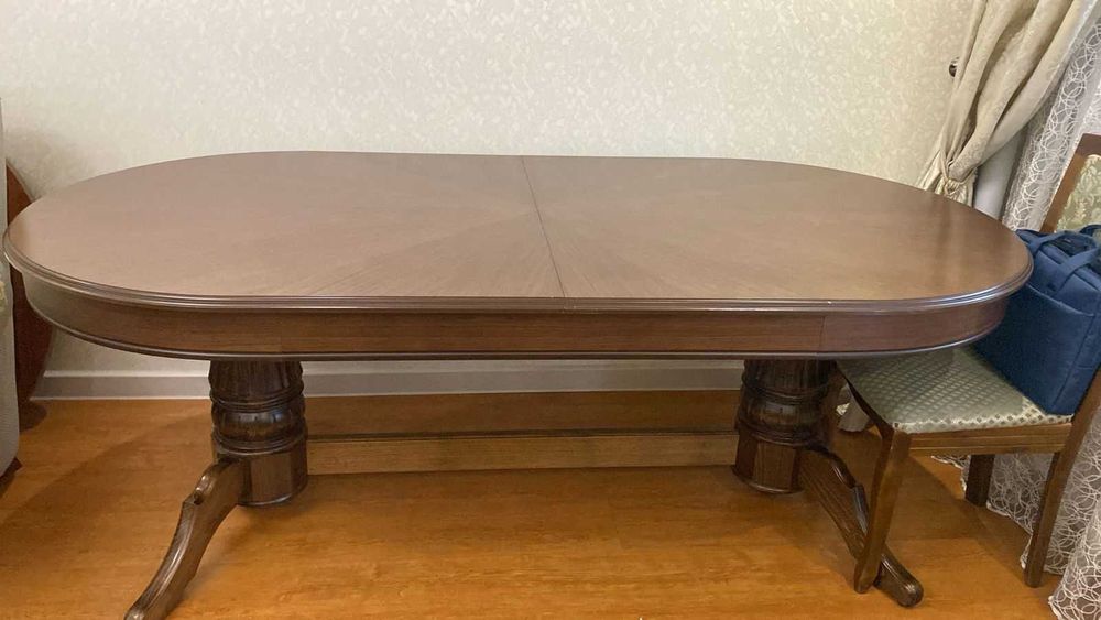 Стол и стулья для гостиной