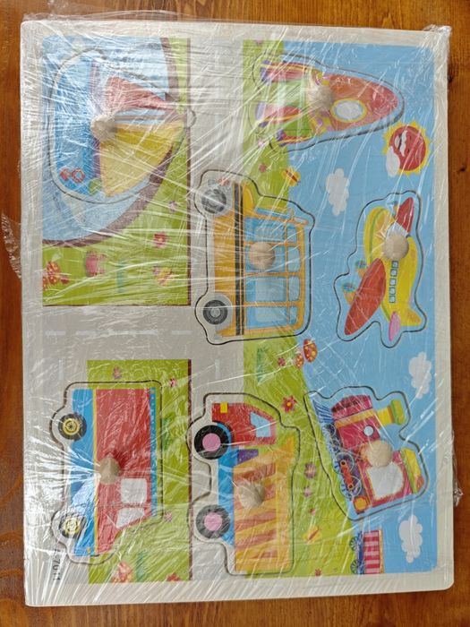 Детски играчки - дървени пъзели, книжки и игра