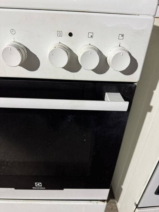 Печка с керамични котлони electrolux