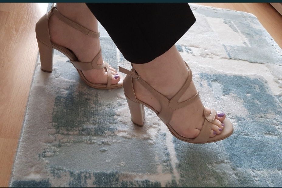 Vând sandale nude din piele naturală