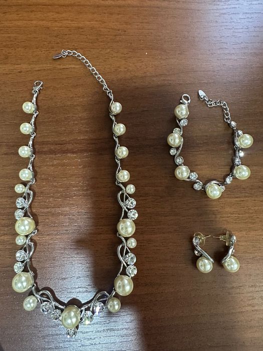 Продается комплект очень красивой бижутерии