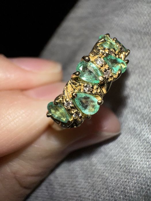 золотое современое кольцо с брилиантами изумруд
