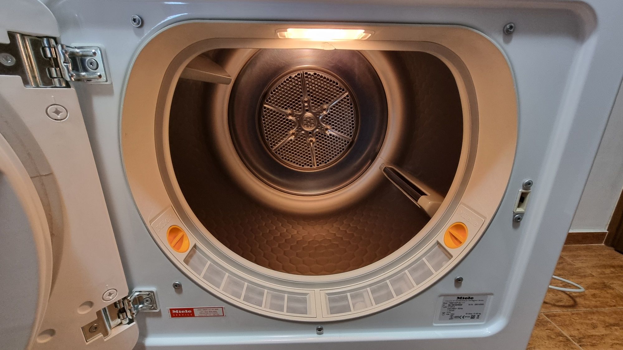 Сушилня с термопомпа Miele T8861 WP