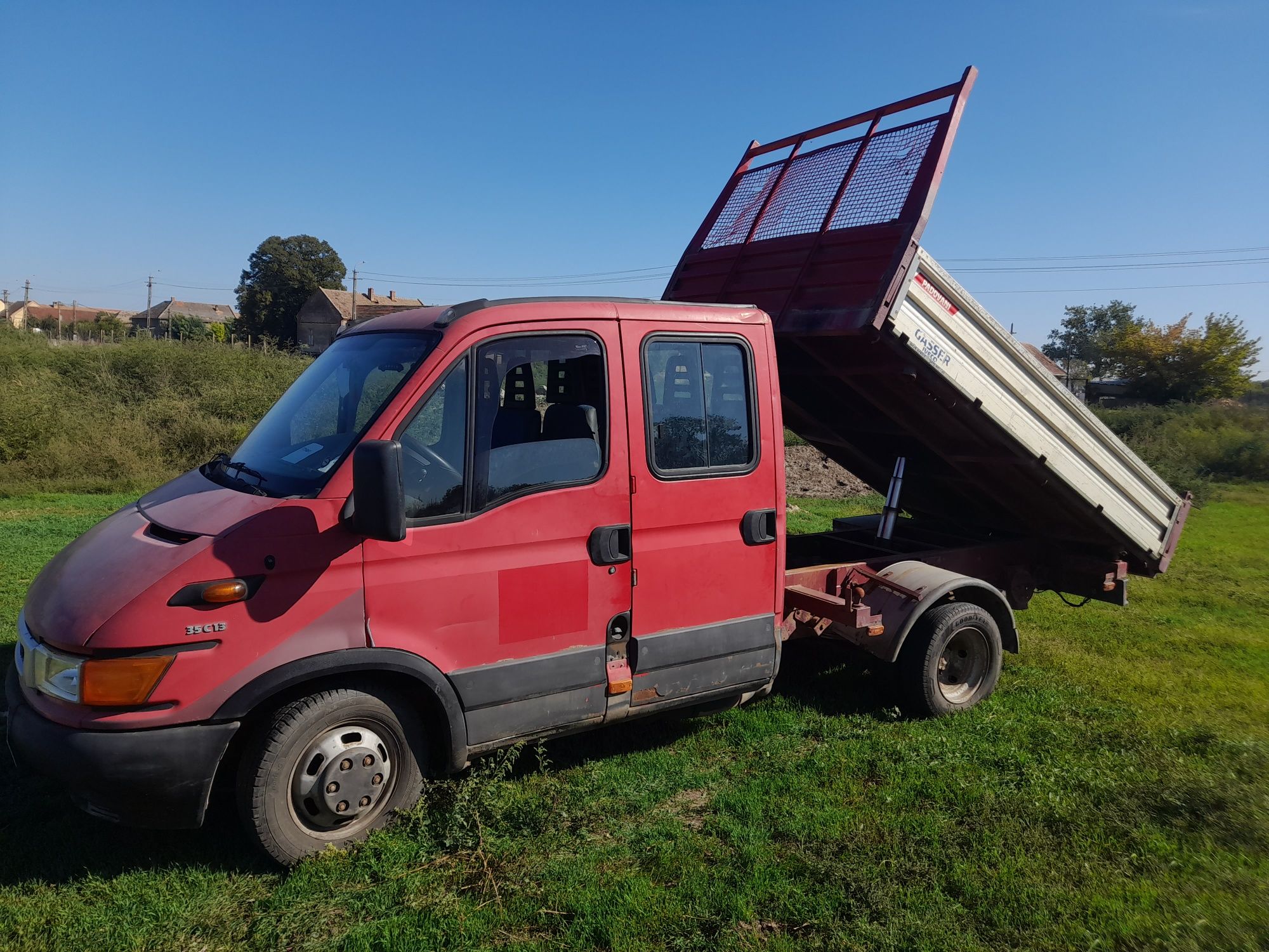 Vind Iveco Dayli basculabil.