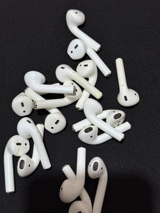 Продам наушники правый ухо и левый ухо от airpods 2