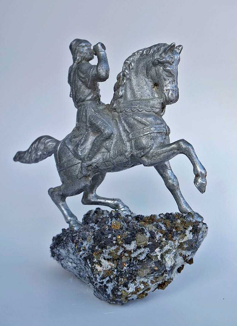Конник, скулптура върху скъпоценен минерал