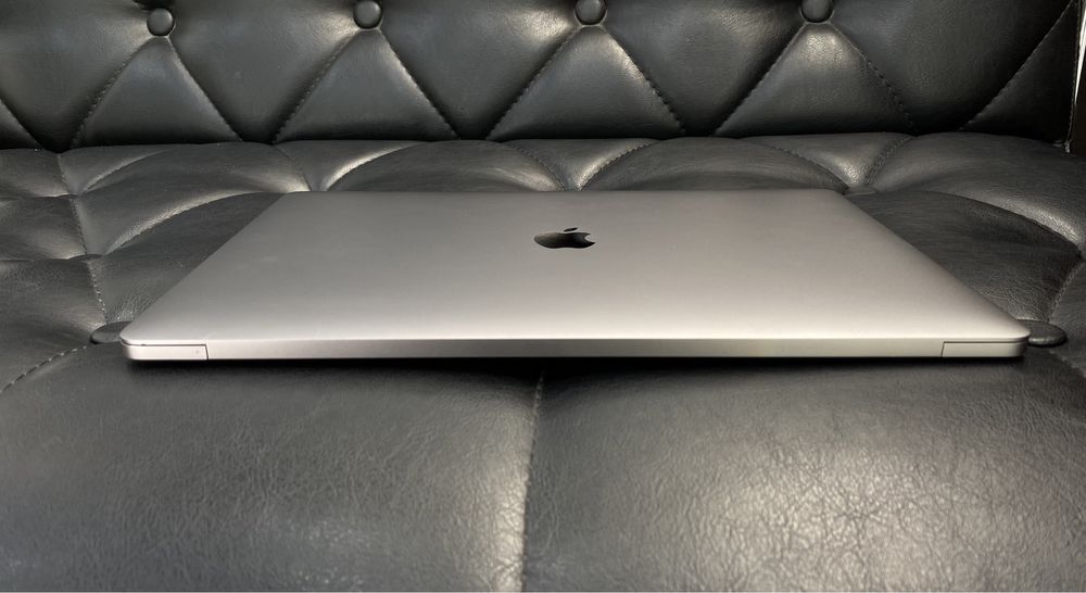 Apple Macbook Pro 2018 года 15-inch i7 16-256 GB в хорошем состоянии