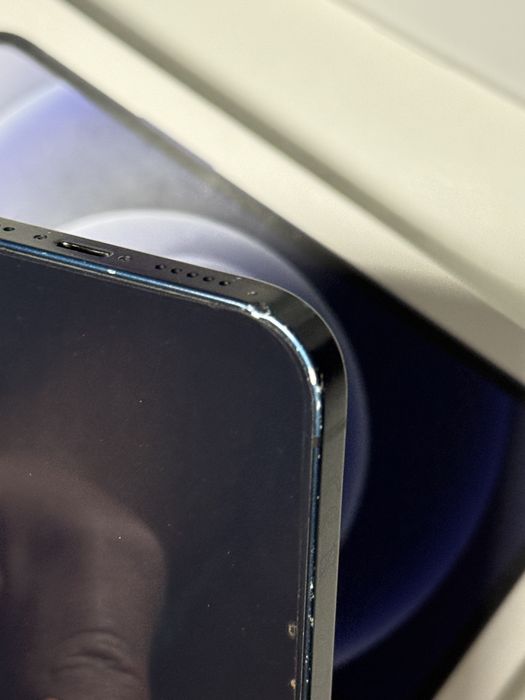 Vand Iphone 12-spatele si ecranul intacte