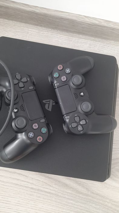 PS4 slim  1TB + 2 manete