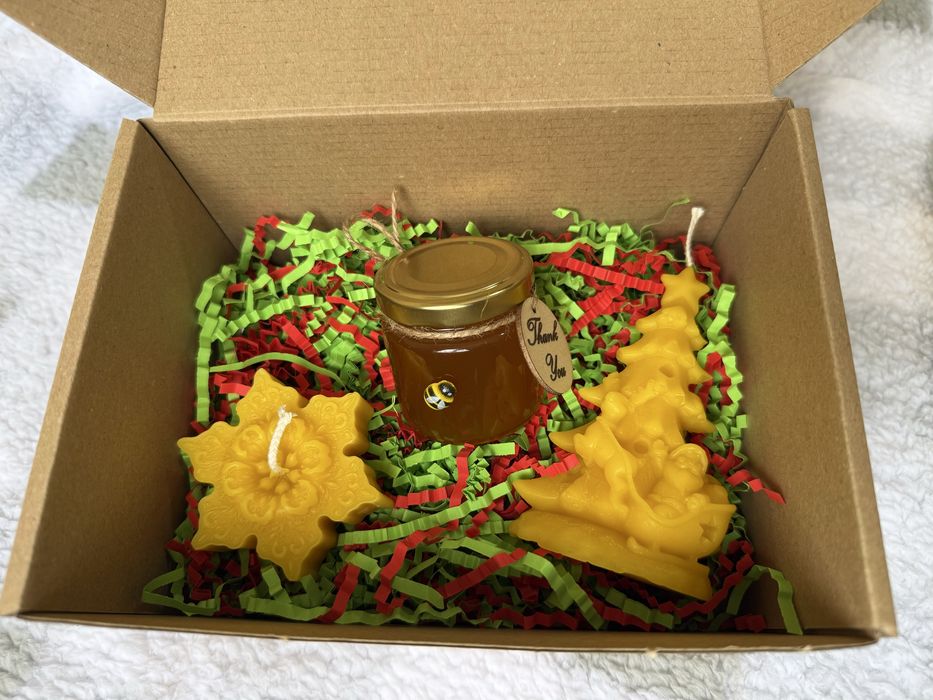 Подаръчни коледни кутии - с восъчни свещи и натурални пчелни продукти