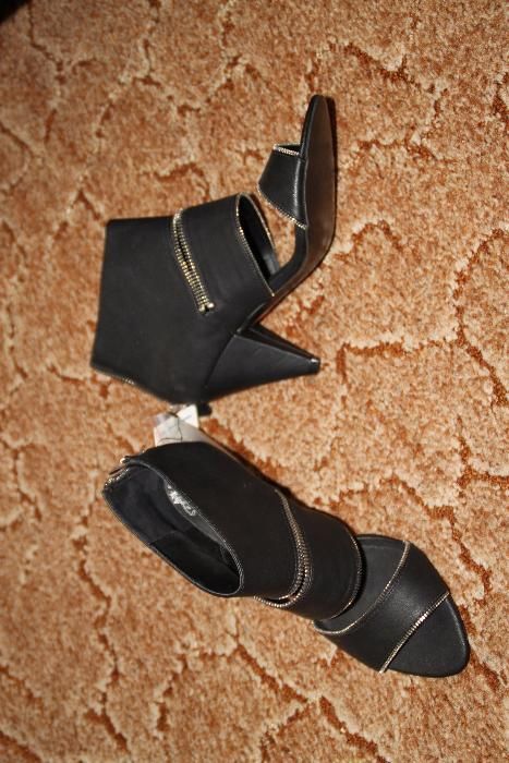 Vand Sandale dama Bershka marimea 37